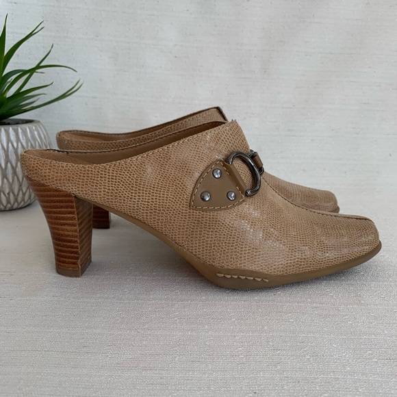Aerosoles Cinch Worm Tan Snakeskin Heeled Mules Woman’s 8M - Picture 1 of 12